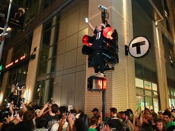 Aficionados de los Celtics celebran en las calles de Boston el título de su equipo. 