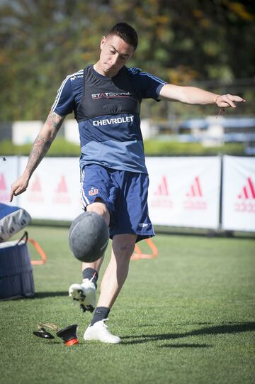 Jugadores de el equipo de rugby neozelandés All Blacks participan en una actividad extraeportiva con los jugadores de el equipo Universidad de Chile en el CDA.