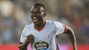 Pione Sisto sonríe celebrando un gol con la camiseta del Celta.
