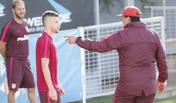 Caio Henrique recibe instrucciones del Mono Burgos.