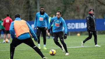 Orellana, que formar&aacute; en la banda derecha, durante un entrenamiento navide&ntilde;o.