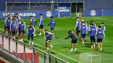 La plantilla del Atlético se ejercita por última vez antes de recibir al Sevilla. Al calor del hogar.