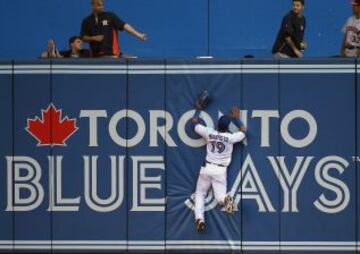 José Bautista de los Toronto Blue Jays no llega a una bola lanzada por Marc Krauss de Houston Astros.