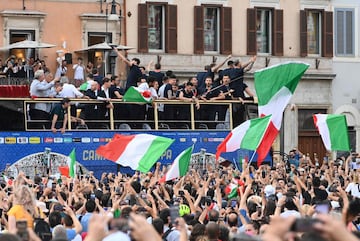 La afición, con banderas en alto, aclamando a los jugadores. 