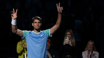 AME3348. NUEVA YORK (ESTADOS UNIDOS), 04/12/2024.- El tenista español Carlos Alcaraz saluda este miércoles, en un partido de la Garden Cup, en el Madison Square Garden de Nueva York (Estados Unidos). EFE/ Ángel Colmenares