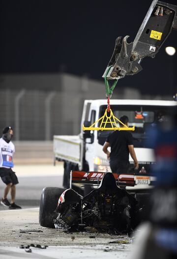 El monoplaza del piloto francés se ha incendiado tras un fuerte impacto en la curva tres del Gran Premio de Bahréin. Romain Grosjean salió por su propio pie del monoplaza. El accidente llegó tras un cambio de dirección del piloto de Haas, en el que se ha tocado con el Alpha Tauri de Kvyat.

