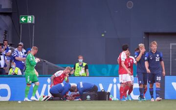 El centrocampista dan¨¦s del Inter de Mil¨¢n se desplom¨® y qued¨® inconsciente tras un salto durante el encuentro de la Eurocopa ante Finlandia. Los servicios m¨¦dicos actuaron durante varios minutos antes de ser sacado en camilla para ser trasladado al hospital.