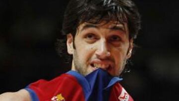 El mejor anotador de la Liga ACB,el serbio Igor Rakocevic, agarró la bandera del Tau en el Palacio de los Deportes, se salió en una actuación acorde a la categoría que atesora y, para orgullo y felicidad de su entrenador y de toda la afición alavesa, apuntilló al Barcelona como ejecutor de un magnífico despliegue de superioridad.