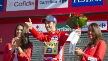 Alberto Contador ya luce el maillot rojo de l&iacute;der.