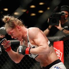 Randamie primera monarca del peso pluma tras ganar a Holm