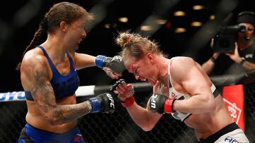 Germaine de Randamie golpea con dureza el rostro de Holly Holm en el evento UFC 208.