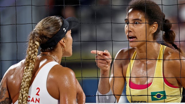 A beautiful way to stop the fighting at the Olympic Beach Volleyball