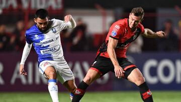 Chile's Antofagasta Diego Orellana (L) and Brazil's Atletico Goianiense Wellington Rato vie for the ball during their Copa Sudamericana group stage football match, at the Antonio Accioly stadium, in Goiania, Brazil, on May 17, 2022. (Photo by EVARISTO SA / AFP) (Photo by EVARISTO SA/AFP via Getty Images)