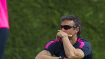 Luis Enrique observa a sus jugadores.