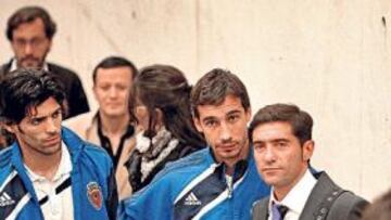 regreso tras la decepción. Lafita, Pablo Amo y Marcelino, a la llegada ayer de la expedición del Real Zaragoza a la estación de Las Delicias.