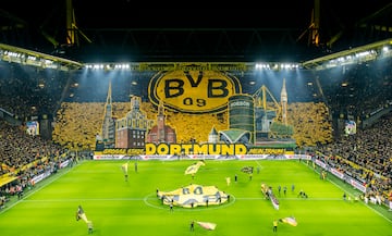 El estadio del Borussia de Dortmund, Signal Iduna Park, es uno de los feudos más famosos y con mayor ambiente de Europa. Situado  en la ciudad de Dortmund, en el estado federado de Renania del Norte-Westfalia, al oeste de Alemania. Es el quinto estadio más grande de Europa, y el tercer hogar más grande de un club europeo de primer nivel después del Camp Nou y el Estadio Santiago Bernabéu.