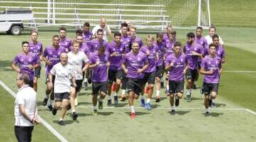 El grupo corriendo, Zidane incluido. 