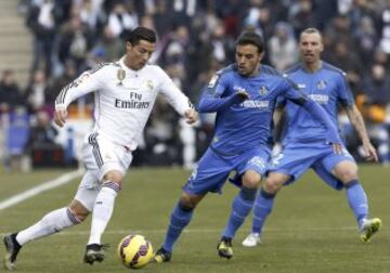 El jugador del Real Madrid Cristiano Ronaldo, y Pedro León, del Getafe, durante el partido de la decimonovena jornada de la Liga BBVA.