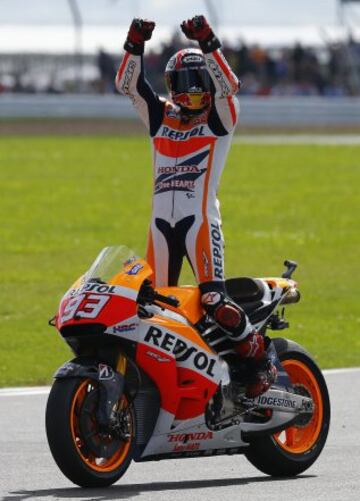 Marc Márquez celebrando su victoria en el GP de Gran Bretaña, circuito de Silverstone