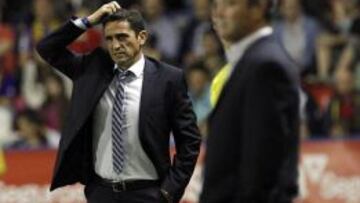 El entrenador del Real Zaragoza, Manlo Jim&eacute;nez , durante el partido de Liga ante el Levante que est&aacute;n disputando esta noche en el estadio Ciutat de Valencia.