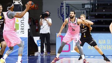 Brandon Davies trata de asistir a Nikola Mirotic en el Lenovo Tenerife-Barça.