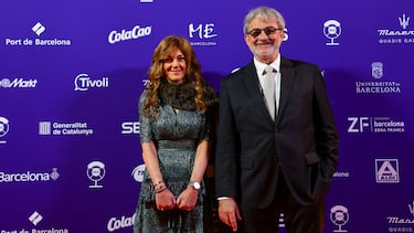 Pilar Gil y Jaume Serra posan juntos en la alfombra roja antes del inicio de la gala.
