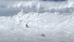 Una ola gigante derriba a un surfista y a su socorrista en Nazaré