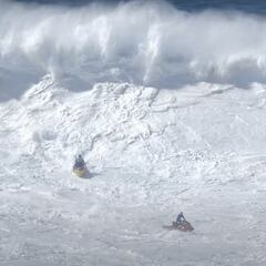 Una ola gigante derriba a un surfista y a su socorrista en Nazaré