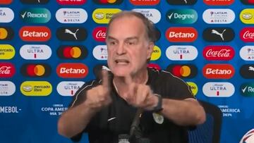 Bielsa desata la furia de un periodista y esto pasa: nunca antes visto en una conferencia