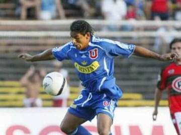 Goleador chileno con brillante paso por el fútbol de Indonesia y que jugó cinco partidos en Universidad de Chile en 2006, sin marcar tantos.