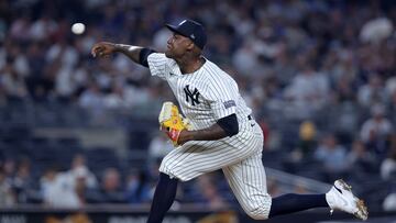 Aug 2, 2024; Bronx, New York, USA; New York Yankees relief pitcher Enyel de los Santos (62) pitches against the Toronto Blue Jays during the seventh inning at Yankee Stadium. Mandatory Credit: Brad Penner-USA TODAY Sports