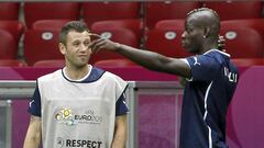 Antonio Cassano y Mario Balotelli en un entrenamiento de la selecci&oacute;n italiana previo a la final de la Eurocopa 2012.