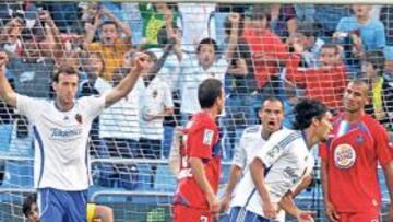 <b>REMATADOR. </b>Abel Aguilar, a la derecha, viene de anotar el 2-0 del Zaragoza con un cabezazo que celebra Pulido, con Ustari caído.