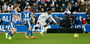 El jugador brasileño del Real Madrid cayó dentro del área tras notar un contacto del defensor del Alavés, Tenaglia. El VAR dictaminó que no hay nada punible en esa acción de Vinicius.