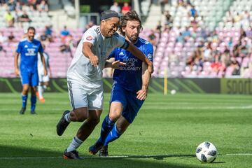 Ronaldinho con Andrea Pirlo.