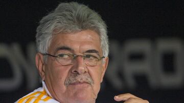 Durante escasos segundos, el técnico de Tigres ha estado frente a los medios de comunicación, antes de irse directo al aeropuerto.