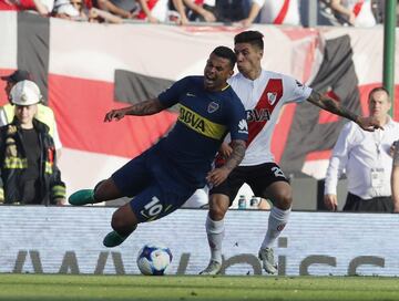 Buenos Aires, 05 NOVIEMBRE 2017, Argentina
SUPERLIGA ARGENTINA 2017
River Plata vs Boca Juniors por la 8va fecha en el Estadio Monumental.
Edwin Cardona de Boca Junior y Javier Pinola de River Plate 
Foto Gustavo Ortiz