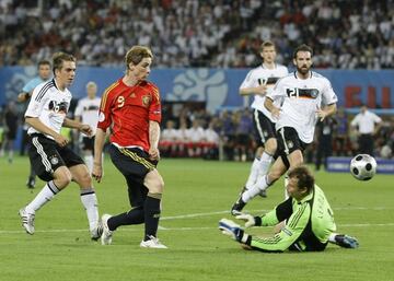 La lesi¨®n de David Villa dejaba a Fernando Torres como ¨²nica referencia en el ataque espa?ol 44 a?os despu¨¦s en una final continental. En el minuto 33, Xavi filtr¨® un pase, que aprovech¨® Fernando Torres para picar el bal¨®n ante la salida de Lehmann y anotar el que ser¨ªa ¨²nico gol del partido. Luis Aragon¨¦s hab¨ªa confiado en el delantero madrile?o y su apuesta significaba la segunda Eurocopa para Espa?a. Alemania, la otra favorita al torneo, no pudo levantar su cuarto t¨ªtulo.