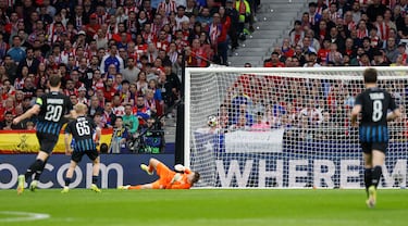 En la jugada menos esperada y en la faceta que mejor sabe explotar el gigantón de Trondheim tras su remate de cabeza: saque en largo de Oblak, el ‘9’ mete su cuerpo en tres cuartos aguantando las embestidas de Mechele y nada más entrar en el área dispara cruzado con la zurda.El tiro le salió raso y centrado, y Mignolet se la comió:botó ligeramente, la tocó y se le cuela por alto cuando estaba en el suelo.