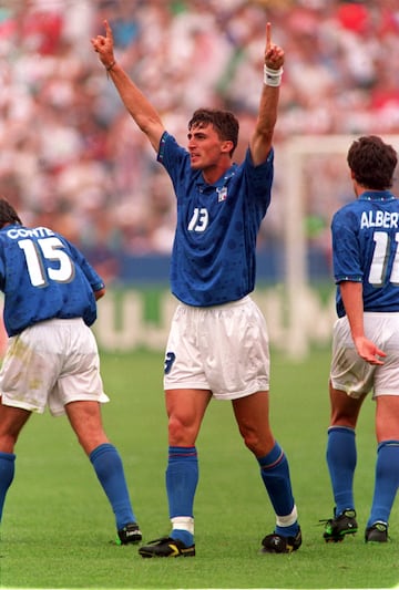 Los italianos se adelantaron en el marcador en el minuto veinticinco gracias a un gol de Dino Baggio.  El de la provincia de Padua marcó dos goles en el Mundial de 1994 celebrado en Estados Unidos. Además del Mundial del 94 el italiano defendió la camiseta de Italia en la Eurocopa de 1996 y el Mundial de 1998. El centrocampista pasó por equipo como el Inter, Juventus, Lazio o Parma (entre otros).