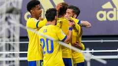 Los jugadores del C&aacute;diz celebran el gol de Perea.