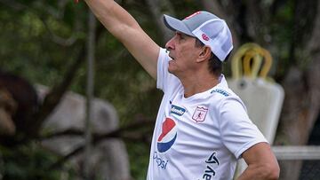 Alexandre Guimaraes durante un entrenamiento de América de Cali.