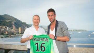 Stekelenburg, con su nueva camiseta.