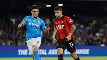 Soccer Football - Serie A - Napoli v AC Milan - Stadio Diego Armando Maradona, Naples, Italy - October 29, 2023 AC Milan's Christian Pulisic in action with Napoli's Eljif Elmas REUTERS/Ciro De Luca