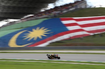 Marco Bezzecchi pilota delante de la bandera del país del Sudeste Asiático.