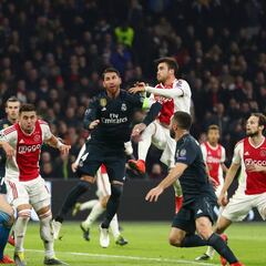 Skomina anuló el gol del Ajax, tras consultar el VAR, por fuera de juego de Dusan Tadic