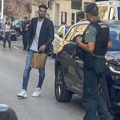 Rafa Mir recalca su “inocencia” y pide “perdón” al Valencia CF por su falta de “rigor en los horarios”