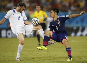 Vasilis Torosidis y Shinji Okazaki 