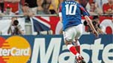 <b>DORMIDO.</B> Según un investigador, Zidane logró este tanto ante Francia porque James pasó una mala noche.