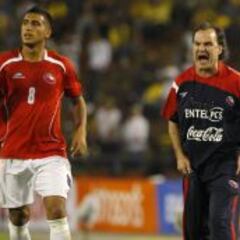 "Bravo y Vidal son motivo de orgullo para el fútbol chileno"